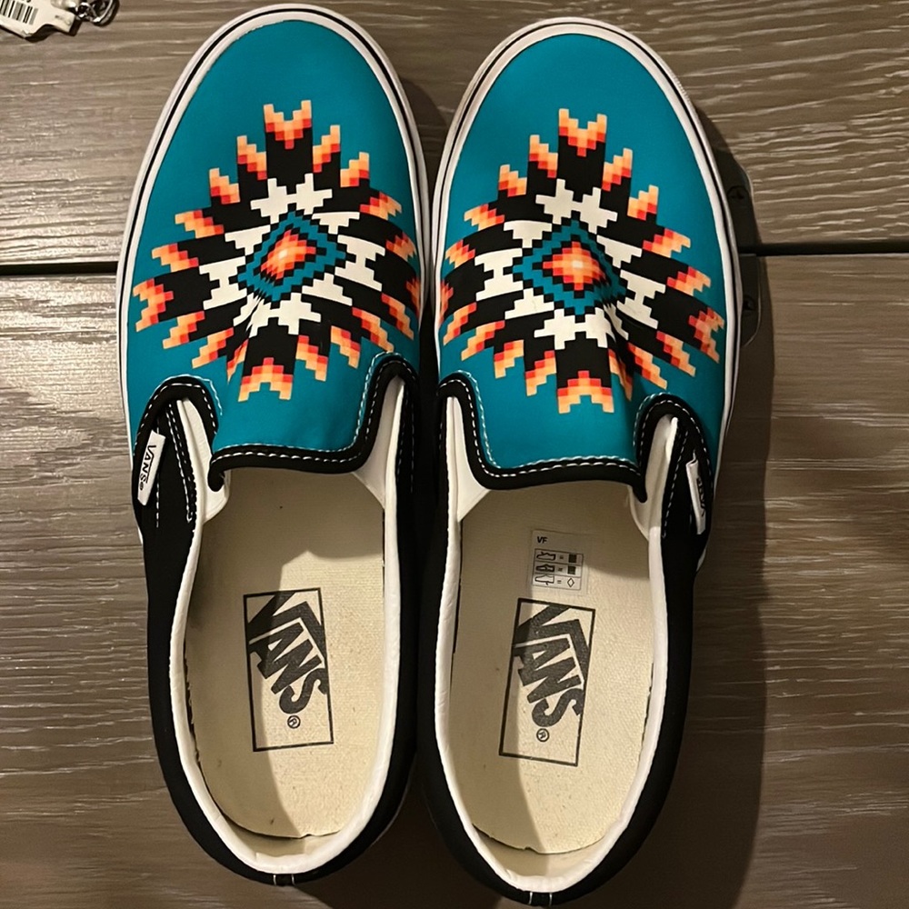 Vans Desert Vibes Classic Slip On Style Sz women’s 9/mens 7 1/2 EUC❤️💛🖤🤍💙✌🏼